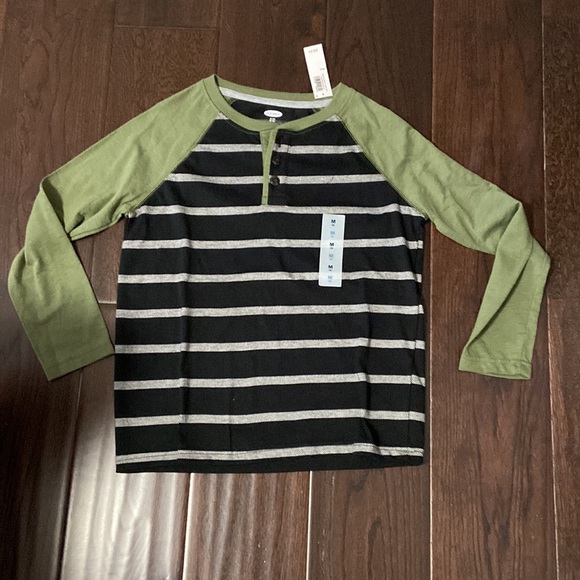 Boys Old Navy long sleeve tee. - Picture 3 of 3